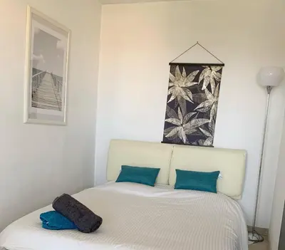 Un ou plusieurs lits dans un hébergement de l'établissement Grand Studio proche mer avec piscine.