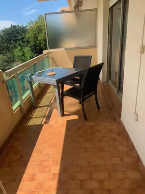 Balcon ou terrasse dans l'établissement Grand Studio proche mer avec piscine.