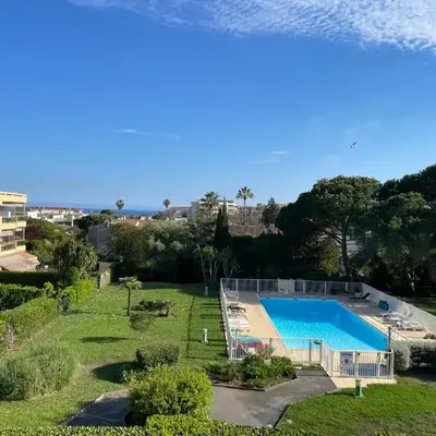 Grand Studio proche mer avec piscine.
