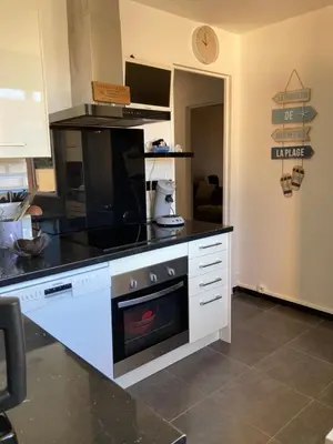 Cuisine ou kitchenette dans l'établissement Appartement vue mer accès plage garage