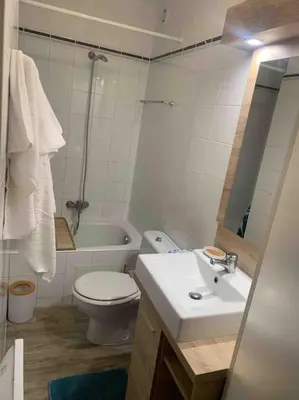 Salle de bains dans l'établissement PWS Cosy 1 bed in Golfe Juan - tennis pool & beach