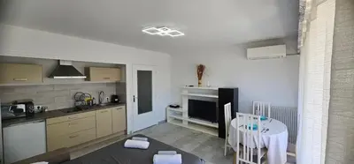 Cuisine ou kitchenette dans l'établissement Magnifique studio Juan les pins-plage à pied