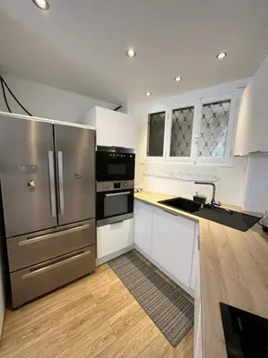 Cuisine ou kitchenette dans l'établissement Cannes : Appartement rénové proche plage