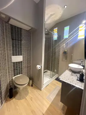 Salle de bains dans l'établissement T3 moderne et climatisé - Plages à pied - PARKING GRATUIT