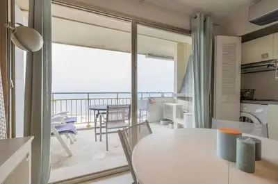Cuisine ou kitchenette dans l'établissement Cap d'Antibes Studio et terrasse face à la mer