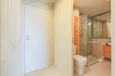 Salle de bains dans l'établissement Cap d'Antibes Studio et terrasse face à la mer