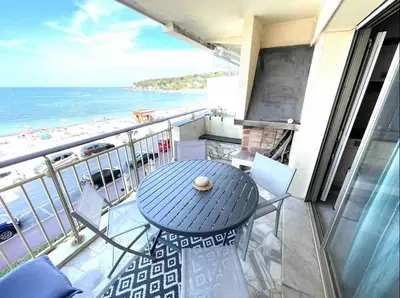 Balcon ou terrasse dans l'établissement Cap d'Antibes Studio et terrasse face à la mer