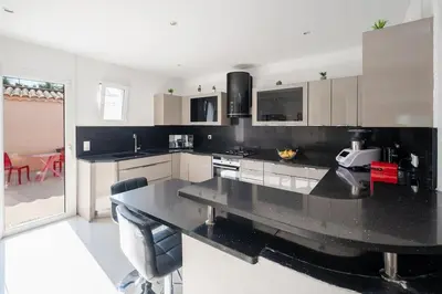 Cuisine ou kitchenette dans l'établissement Villa moderne avec Piscine, proche mer