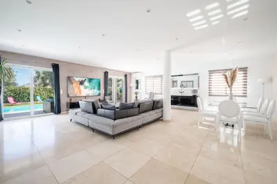 Piscine de l'établissement Villa moderne avec Piscine, proche mer ou située à proximité
