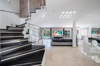 Coin salon dans l'établissement Villa moderne avec Piscine, proche mer