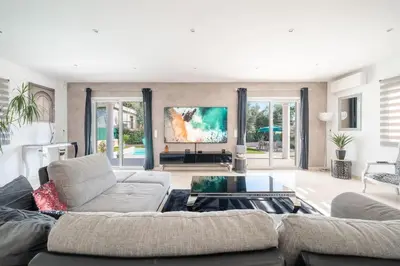Télévision ou salle de divertissement dans l'établissement Villa moderne avec Piscine, proche mer