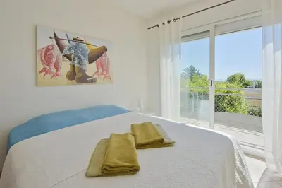 Un ou plusieurs lits dans un hébergement de l'établissement Family house with swimming pool & sea view