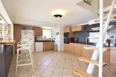 Cuisine ou kitchenette dans l'établissement Family house with swimming pool & sea view