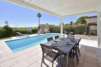Piscine de l'établissement Family house with swimming pool & sea view ou située à proximité