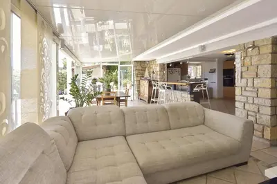 Coin salon dans l'établissement Family house with swimming pool & sea view