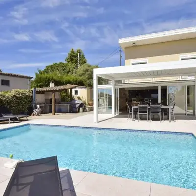 Family house with swimming pool & sea view