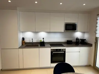 Cuisine ou kitchenette dans l'établissement Elegant apartment close to Croisette and Palais de Festival with garage