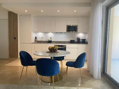 Cuisine ou kitchenette dans l'établissement Elegant apartment close to Croisette and Palais de Festival with garage