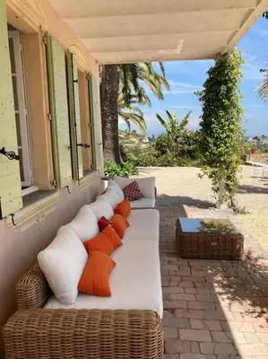 Coin salon dans l'établissement Bastide XVIIIe avec vue mer panoramique