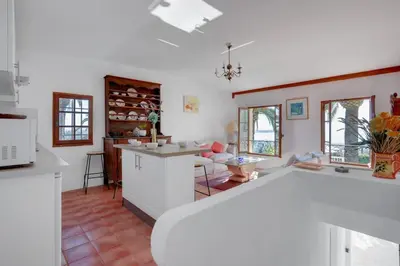 Cuisine ou kitchenette dans l'établissement Bastide XVIIIe avec vue mer panoramique