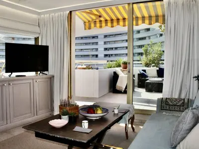 Télévision ou salle de divertissement dans l'établissement Superbe appartement climatisé avec terrasse et jardin à Villeneuve Loubet Plage - FR-1-252A-106