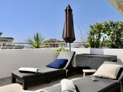 Coin salon dans l'établissement Superbe appartement climatisé avec terrasse et jardin à Villeneuve Loubet Plage - FR-1-252A-106