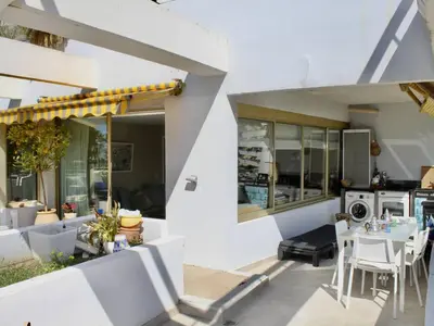 Coin salon dans l'établissement Superbe appartement climatisé avec terrasse et jardin à Villeneuve Loubet Plage - FR-1-252A-106