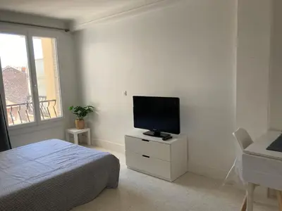 Télévision ou salle de divertissement dans l'établissement Studio à 10 min de la croisette et de la mer et 5 min de la gare