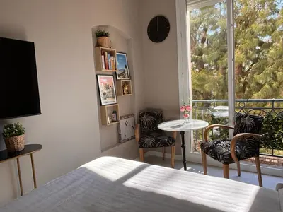 Télévision ou salle de divertissement dans l'établissement Boulevard de la croisette PALAIS MIRAMAR