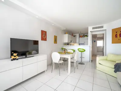 Cuisine ou kitchenette dans l'établissement Apartment Cannes Bay-3 by Interhome