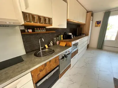 Cuisine ou kitchenette dans l'établissement Charmant studio pour 3 personnes