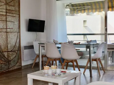 Télévision ou salle de divertissement dans l'établissement Appartement 2P. avec vue mer et climatisation, Villeneuve-Loubet Plage - FR-1-252A-107
