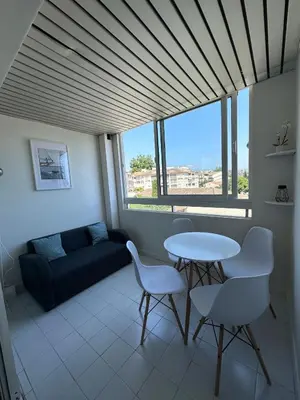 Coin salon dans l'établissement Studio Antibes Port Vauban.
