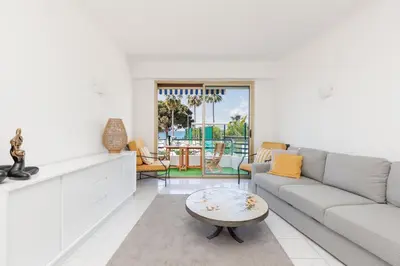 Coin salon dans l'établissement Cannes: Croisette Quartier Martinez - 90m²