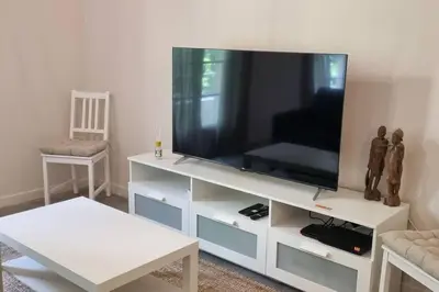 Télévision ou salle de divertissement dans l'établissement 2 pièces au centre d'Antibes.
