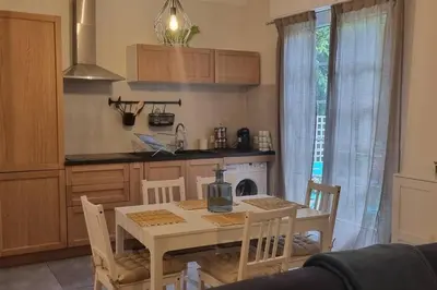 Cuisine ou kitchenette dans l'établissement 2 pièces au centre d'Antibes.