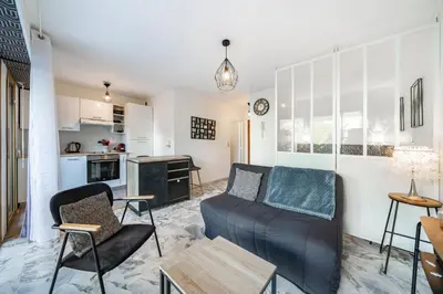 Cuisine ou kitchenette dans l'établissement Studio avec terrasse et jardin arboré - 5 min hypercentre Cannes