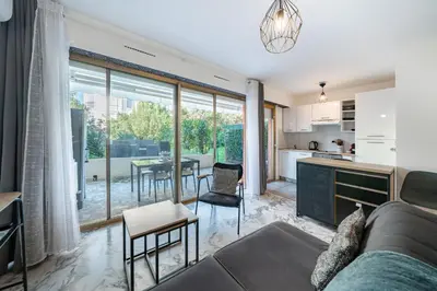 Cuisine ou kitchenette dans l'établissement Studio avec terrasse et jardin arboré - 5 min hypercentre Cannes
