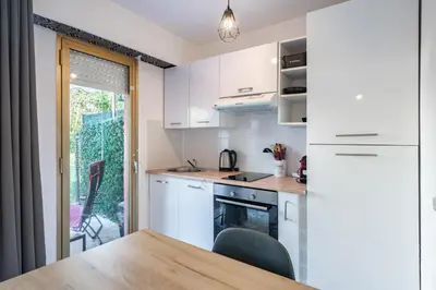 Cuisine ou kitchenette dans l'établissement Studio avec terrasse et jardin arboré - 5 min hypercentre Cannes