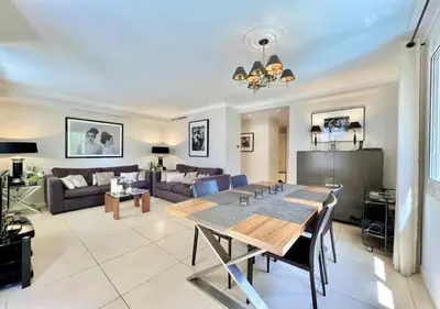 Coin salon dans l'établissement Appartement de deux chambres à coucher près de la Croisette à Cannes