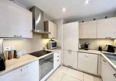 Cuisine ou kitchenette dans l'établissement Appartement de deux chambres à coucher près de la Croisette à Cannes