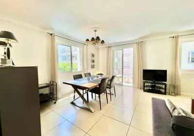 Télévision ou salle de divertissement dans l'établissement Appartement de deux chambres à coucher près de la Croisette à Cannes