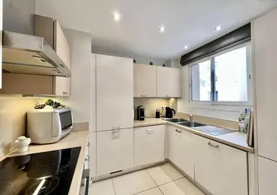 Cuisine ou kitchenette dans l'établissement Appartement de deux chambres à coucher près de la Croisette à Cannes