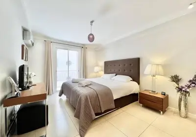 Un ou plusieurs lits dans un hébergement de l'établissement Appartement de deux chambres à coucher près de la Croisette à Cannes