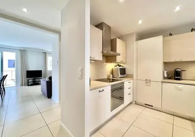 Cuisine ou kitchenette dans l'établissement Appartement de deux chambres à coucher près de la Croisette à Cannes
