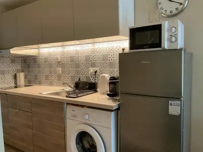 Cuisine ou kitchenette dans l'établissement Luxury One bedroom with garden