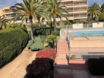 Piscine de l'établissement Luxury One bedroom with garden ou située à proximité