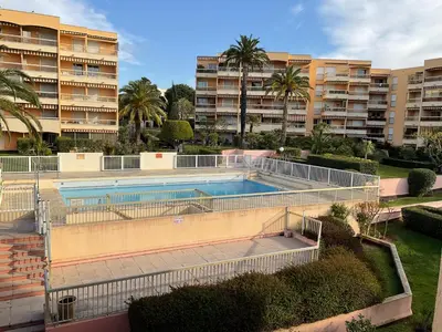 Piscine de l'établissement Luxury One bedroom with garden ou située à proximité