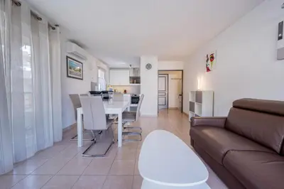 Cuisine ou kitchenette dans l'établissement LE REGENT PARK Appartement for 6 By Sunset