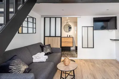 Télévision ou salle de divertissement dans l'établissement 3 LEGOF - Charmant appartement 4 couchages centre Cannes